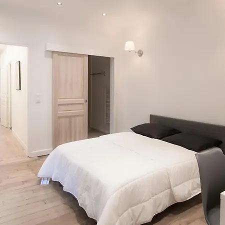 Spacious And Bright Apt At The Arc De Triomphe Apartment